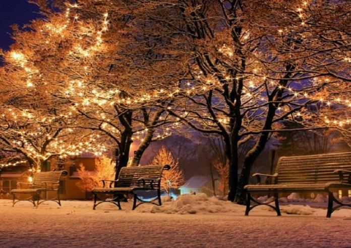 Πόλη της Βρετανίας άναψε τα χριστουγεννιάτικα φώτα μέσα στο Φεβρουάριο