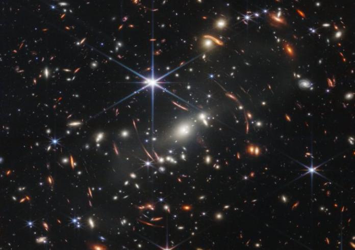 James Webb: Η πρώτη έγχρωμη φωτογραφία από το πανίσχυρο τηλεσκόπιο – Πως ήταν το σύμπαν πριν 13 δισ. χρόνια