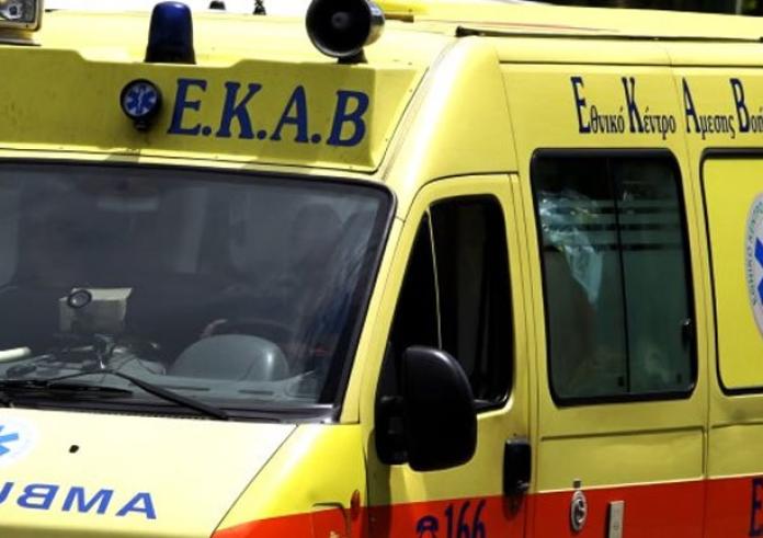 Τροχαίο στη Σταδίου: Σε σοβαρή κατάσταση νοσηλεύεται ο οδηγός μηχανής που συγκρούστηκε με αυτοκίνητο