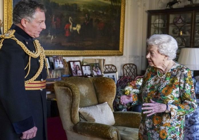 Βασίλισσα Ελισάβετ: Τα μωβ χέρια πρόδωσαν την ασθένειά της;