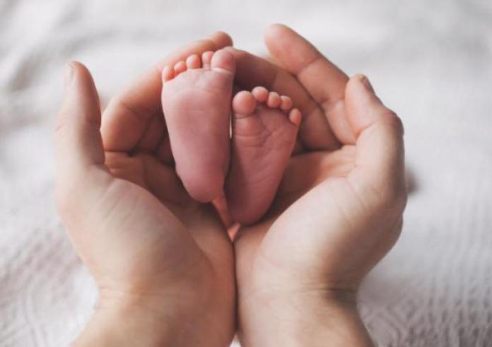 Επίδομα γέννησης: Πληρώνονται τα αναδρομικά τη Μεγάλη Τρίτη – Οι δικαιούχοι και τα νέα ποσά
