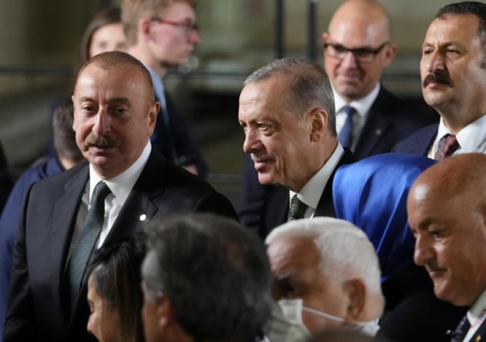 Oι Times κατακεραυνώνουν τον Ερντογάν: Ποιος θέλει να καθίσει δίπλα στον άξεστο