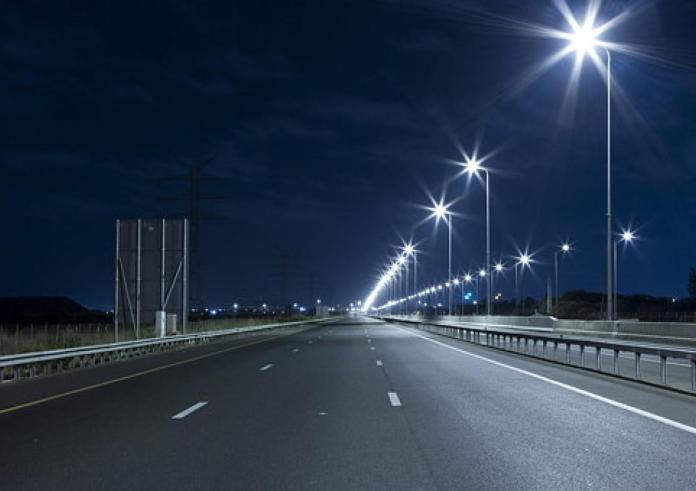 Η μπλε ακτινοβολία αυξάνει την αϋπνία και τους κινδύνους για την υγεία - Καμπανάκι για τα φώτα των δρόμων