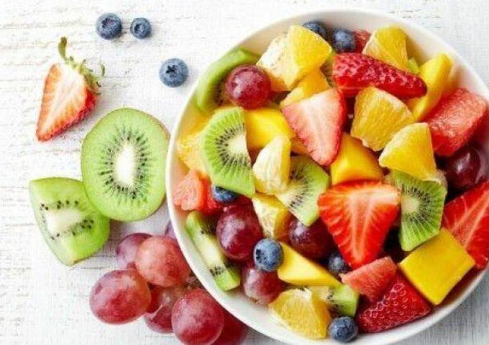 Φρούτα: Γιατί είναι καλύτερα να τα τρώτε από το να τα κάνετε χυμούς