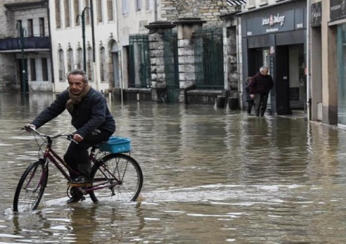 Γαλλία: Επτά αγνοούμενοι, μεταξύ αυτών δύο παιδιά, έπειτα από σφοδρές βροχοπτώσεις