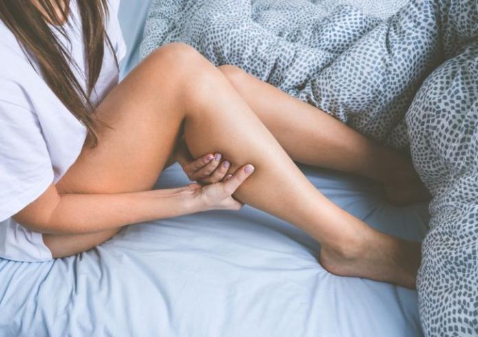 Κράμπες στα πόδια: Πότε μπορεί να είναι σύμπτωμα υψηλής χοληστερόλης