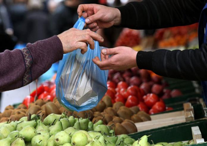 Ακρίβεια: Απλησίαστες οι τιμές σε φρούτα και λαχανικά στους πάγκους των λαϊκών αγορών