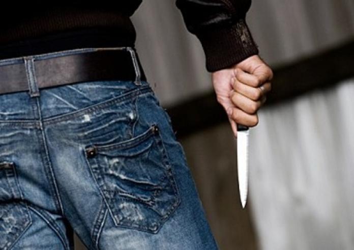 Άνδρας σε αμόκ επιτέθηκε με μαχαίρι στον φίλο του στην Κρήτη