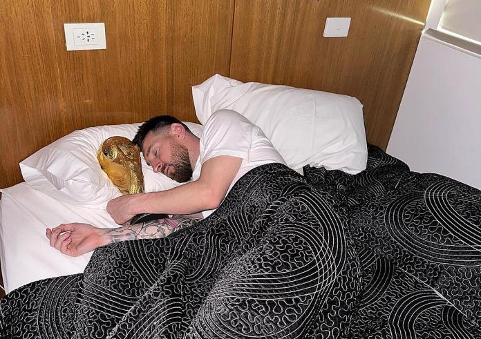 Ο Μέσι κοιμήθηκε αγκαλιά με το τρόπαιο του Μουντιάλ