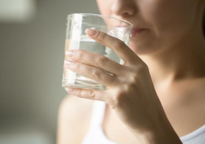 Πόσο νερό πρέπει να πίνουμε; Ισχύει η συμβουλή για 8 ποτήρια την ημέρα;