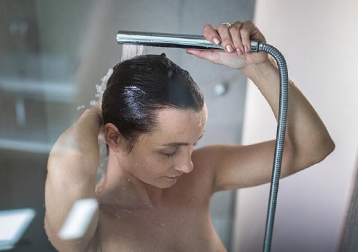 Μπάνιο: Τέσσερις συνήθειες που οδηγούν σε απώλεια μαλλιών