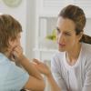 10 πράγματα που πρέπει να σταματήσουν να κάνουν γονείς και παππούδες, σύμφωνα με παιδοψυχολόγους