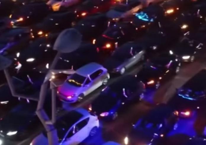 Πάρτι με 250 αυτοκίνητα μπροστά σε μια σκηνή με χορό και κόρνες μέχρι το ξημέρωμα