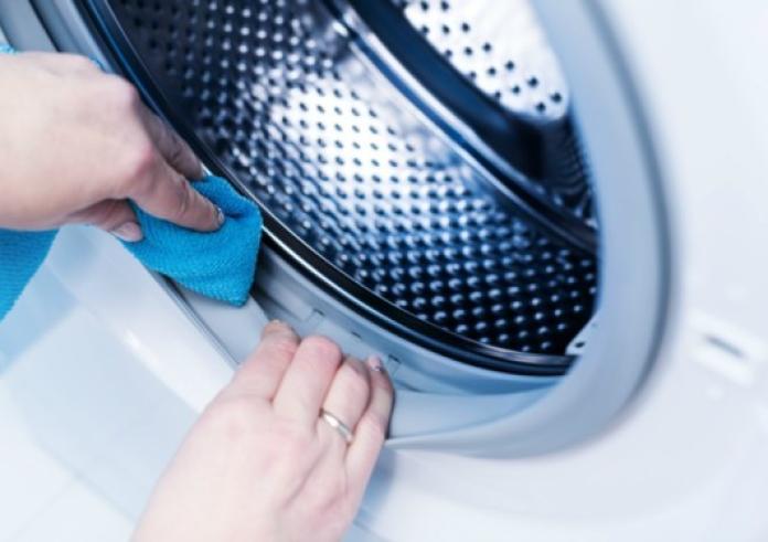 Πώς θα εξαφανίσετε τη μούχλα από το πλυντήριο ρούχων
