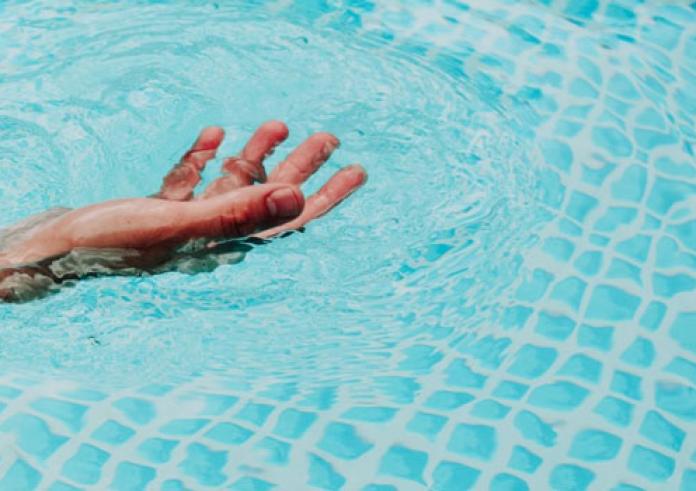 Θρήνος για τον θάνατο 37χρονης από τα Τρίκαλα – Κατέρρευσε ενώ κολυμπούσε σε πισίνα