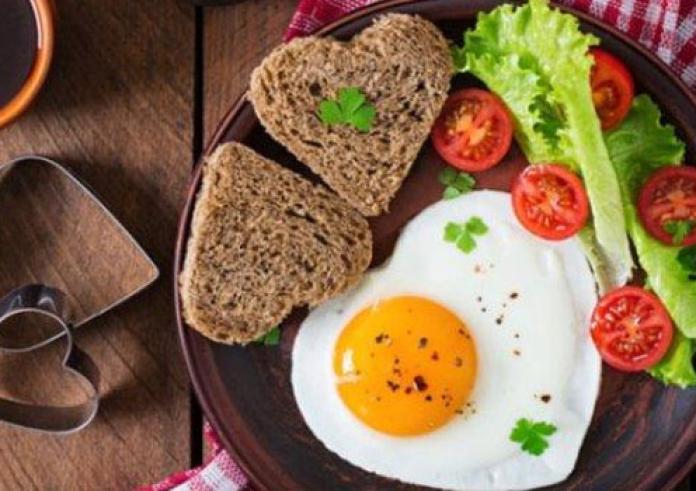 Καθηγήτρια ιατρικής του Χάρβαρντ: Αυτή είναι η συνταγή για ένα υγιεινό πρωινό