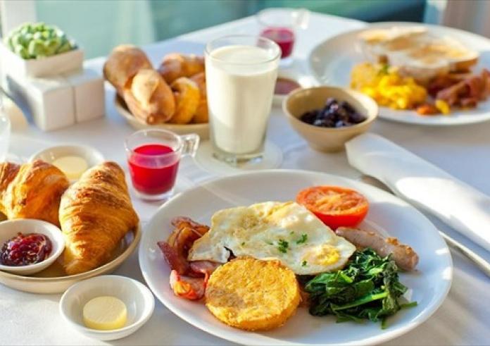Τι ώρα πρέπει να τρώμε πρωινό για να ενισχύσουμε τον μεταβολισμό και να χάσουμε βάρος