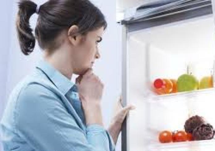 Πώς θα καθαρίσετε το ψυγείο βήμα-βήμα: Το σπιτικό μείγμα που εξαφανίζει βακτήρια και κακοσμία