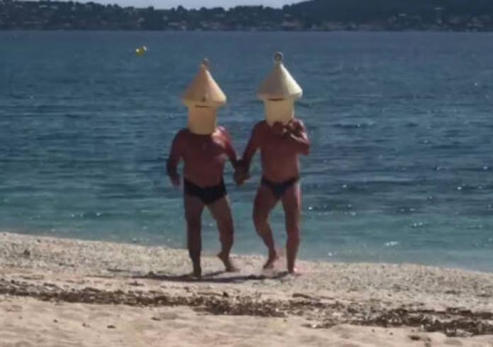 Απαγορευμένο κολύμπι: Δύο άνδρες ντύθηκαν σημαδούρες αλλά δεν γλίτωσαν το πρόστιμο