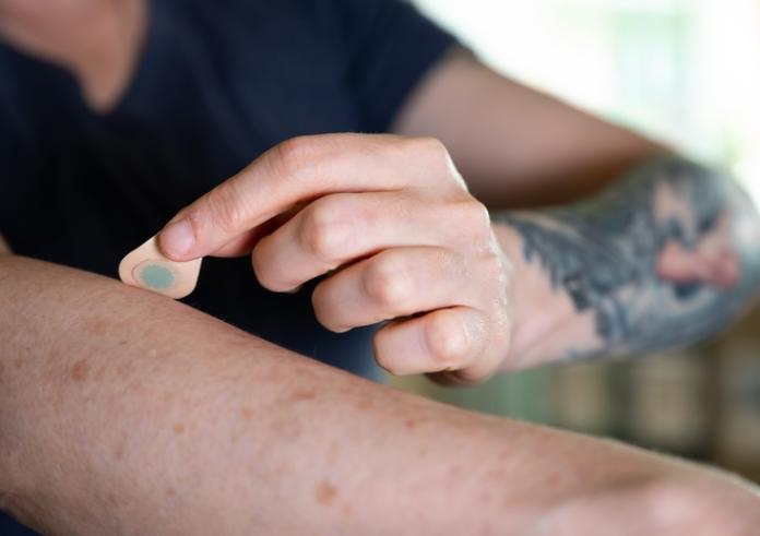 Τατουάζ σε μορφή αυτοκόλλητου με ανώδυνες μικροβελόνες