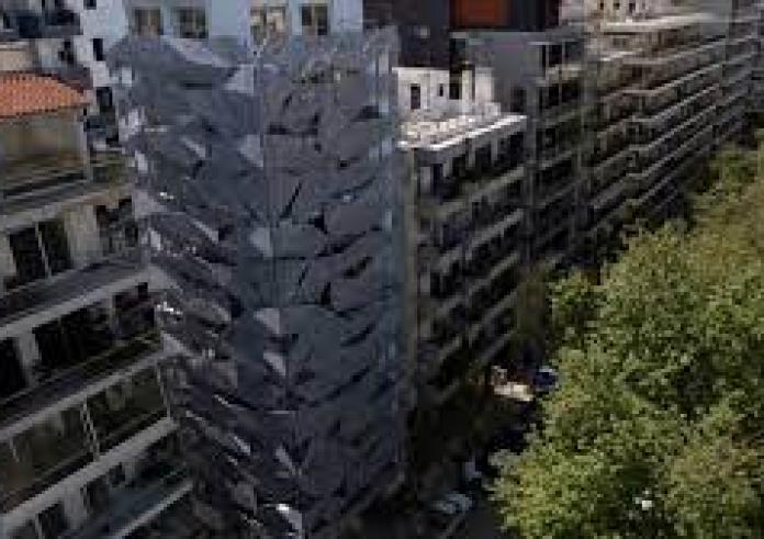 Εννιαόροφο κτίριο στη Θεσσαλονίκη αλλάζει χρώμα ανάλογα με τις διαθέσεις του καιρού