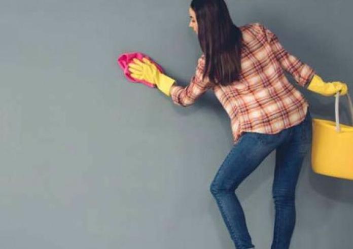 Πώς να αφαιρέσετε βρωμιά και σκόνη από τους τοίχους χωρίς να αφήσετε σημάδια