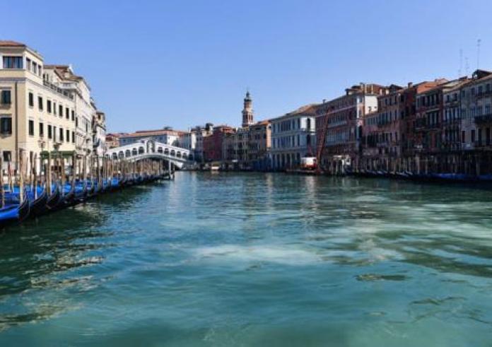 Απίστευτο: Τεράστιες μέδουσες στα κανάλια της Βενετίας