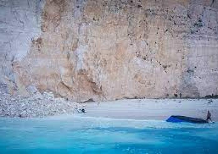 Ζάκυνθος: Κλείνει οριστικά η παραλία Ναυάγιο για την ασφάλεια των τουριστών