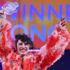 Nemo: Επέστρεψε το τρόπαιο της Eurovision τυλιγμένο με χαρτί υγείας – «Γυαλιά καρφιά» και σιωπή από την EBU