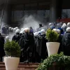 Χάος στην Τουρκία: Η αστυνομία εισέβαλε στα γραφεία του CHP με χημικά – Καθαιρέθηκε ο Οζέλ, επιστρέφει ο Κιλιτσντάρογλου