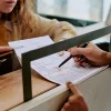 Συναγερμός από Κομισιόν για τα κόκκινα δάνεια: Συστήνει μαζικούς πλειστηριασμούς