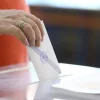 Δημοσκόπηση Metron Analysis: Δεύτερος ο Τσίπρας, πρώτη σε δημοτικότητα η Καρυστιανού – Τι συμβαίνει με τον Μητσοτάκη