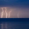 Καιρός: Εισβολή «ψυχρού μετώπου» φέρνει καταιγίδες, βροχές και ισχυρούς ανέμους