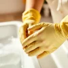 Πώς να προστατέψετε τα χέρια σας από τα απορρυπαντικά