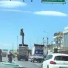 Κηφισός: Γερανοφόρο με σηκωμένο βραχίονα ξήλωσε πινακίδα – Από θαύμα σώθηκαν δύο αναβάτες μοτοσικλέτας