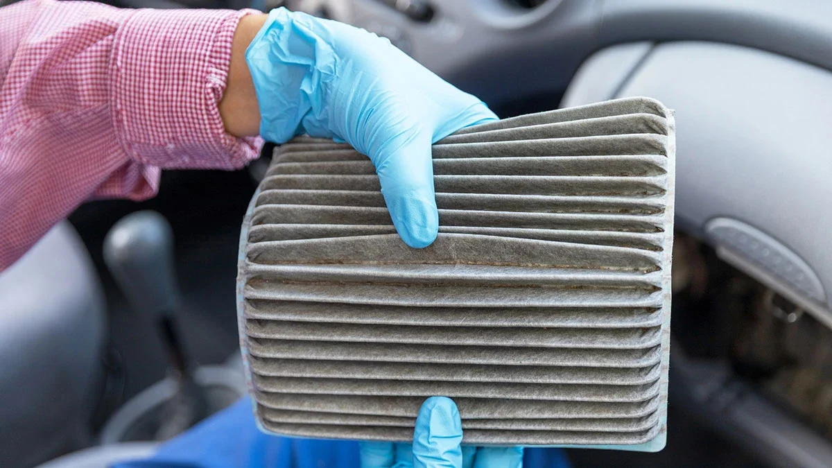 Γιατί μυρίζει άσχημα το κλιματιστικό στο αυτοκίνητο; Το λάθος που κάνουμε όλοι και μας κοστίζει