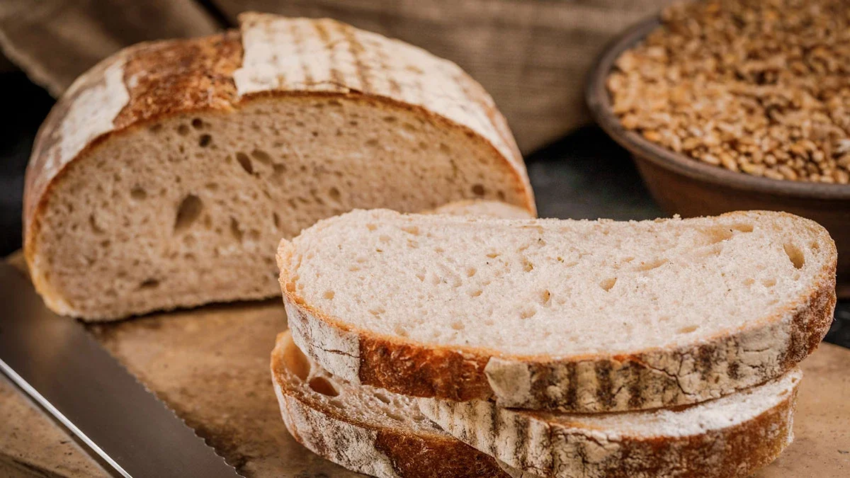 Μην πετάτε το μπαγιάτικο ψωμί: Το κόλπο με το νερό που το κάνει ξανά φρέσκο σε 5 λεπτά