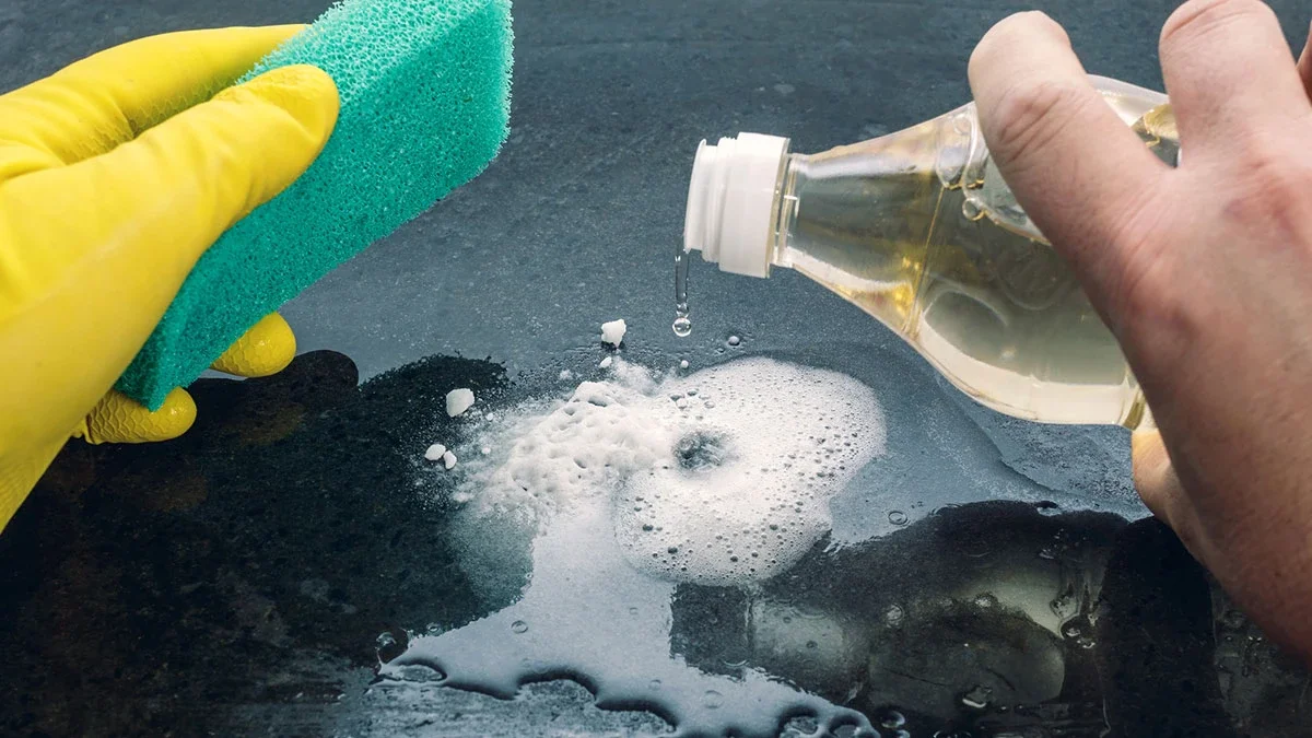 Γιατί όλοι ρίχνουν λευκό ξίδι στο καζανάκι; Το μυστικό που οι υδραυλικοί δεν λένε