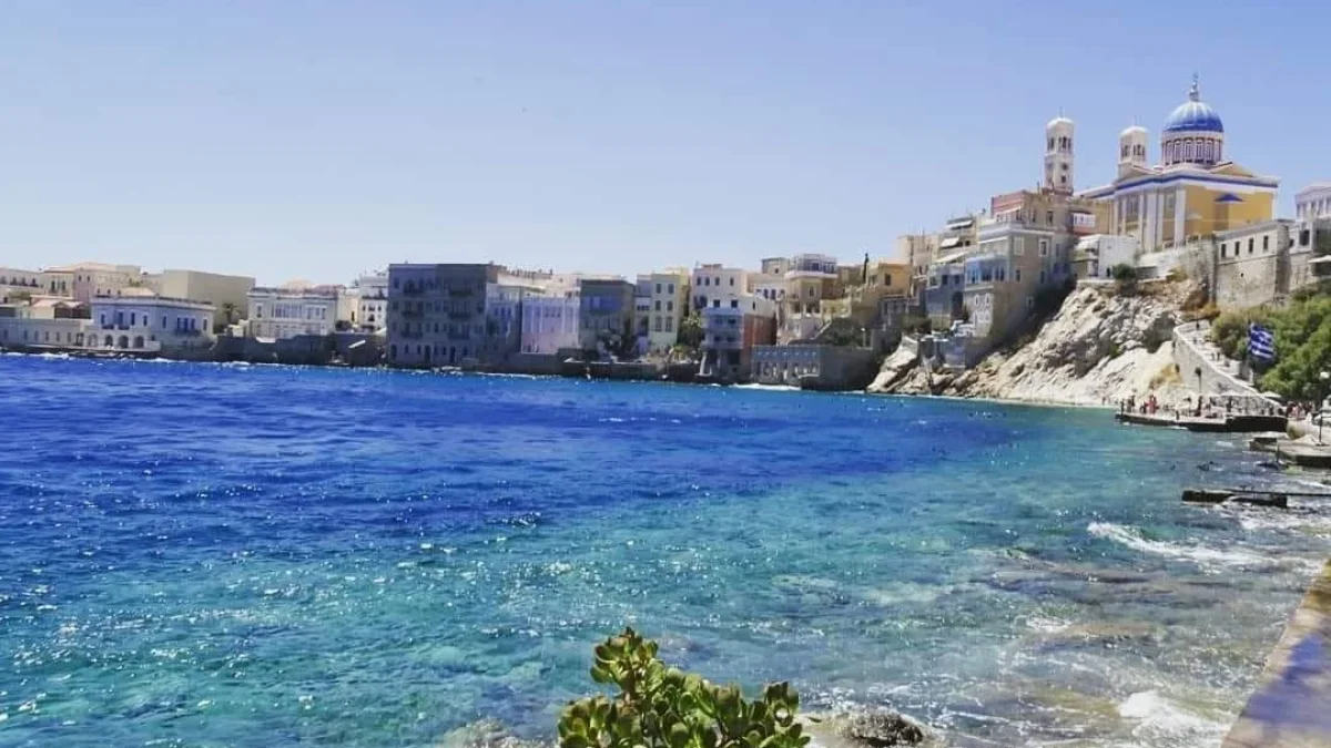 Καιρός: Ισχυρό μελτέμι και υψηλές θερμοκρασίες έως την Παρασκευή