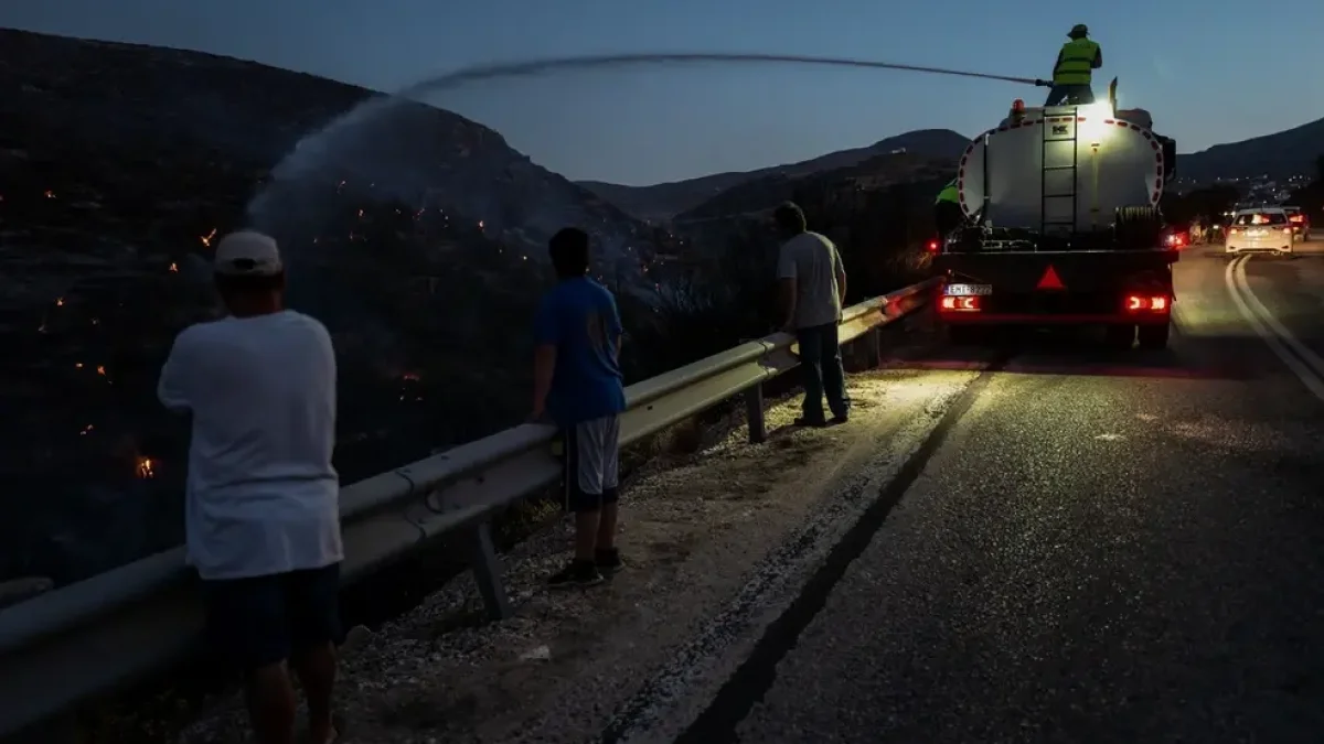 Ολονύχτια μάχη με τις αναζωπυρώσεις στην Πάρο: Καταστροφές και εκκενώσεις