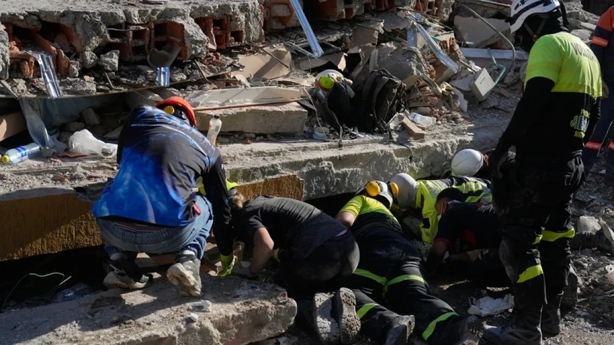 Τραγωδία δίχως τέλος στην Κολομβία μετά τον σεισμό: Σκάβουν με γυμνά χέρια στα ερείπια για εγκλωβισμένους