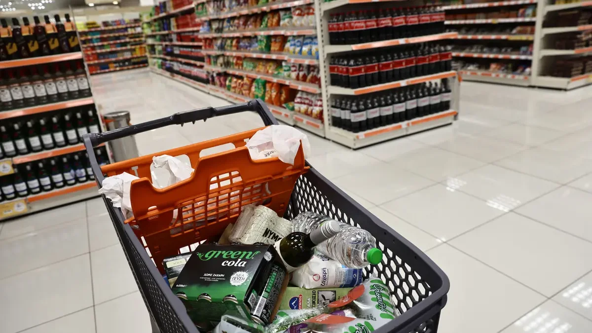 Η πρεμιέρα των μειώσεων τιμών σε 1.650 βασικά αγαθά και σχολικά είδη στα σούπερ μάρκετ