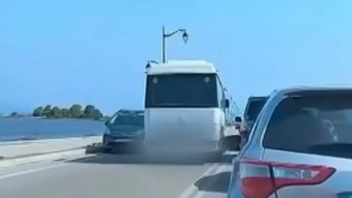 Παραλίγο τραγωδία στη Λευκάδα: Οδηγός λεωφορείου έκανε επικίνδυνη προσπέραση στη γέφυρα