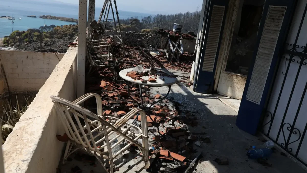 Σαλαμίνα: Ξεκινούν οι αυτοψίες στα καμένα σπίτια – Σε εξέλιξη οι έρευνες για τα αίτια της φονικής πυρκαγιάς