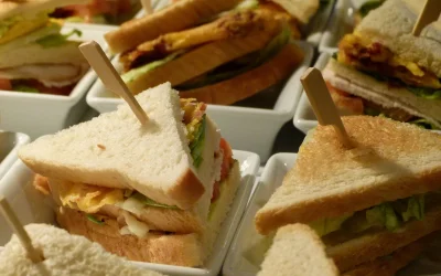Υγιεινό club sandwich με κοτόπουλο και τσιπς γλυκοπατάτας