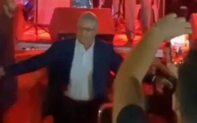 Το βαρύ ζεϊμπέκικο του Κουτσούμπα στο φεστιβάλ της ΚΝΕ (βίντεο)