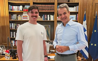 Μητσοτάκης: Συνάντησε τον Εύζωνα που δάκρυσε στην τελευταία του υπηρεσία