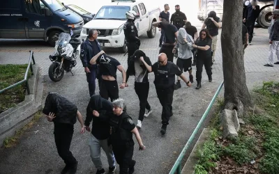 Βγήκαν μέσα από το σχολείο 20 - 30 άτομα με κουκούλες και σιδηρολοστούς και μας επιτέθηκαν