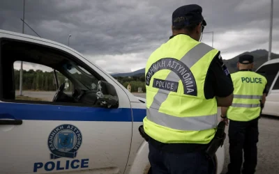 Καμία απαγόρευση για καφέ, νερό ή μπουφάν στο αυτοκίνητο – Τι ξεκαθαρίζει το Υπουργείο Μεταφορών