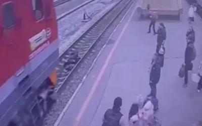 Βίντεο – σοκ: Τρένο περνά πάνω από άνδρα που σκόνταψε στις ράγες – Σηκώθηκε ατσαλάκωτος!